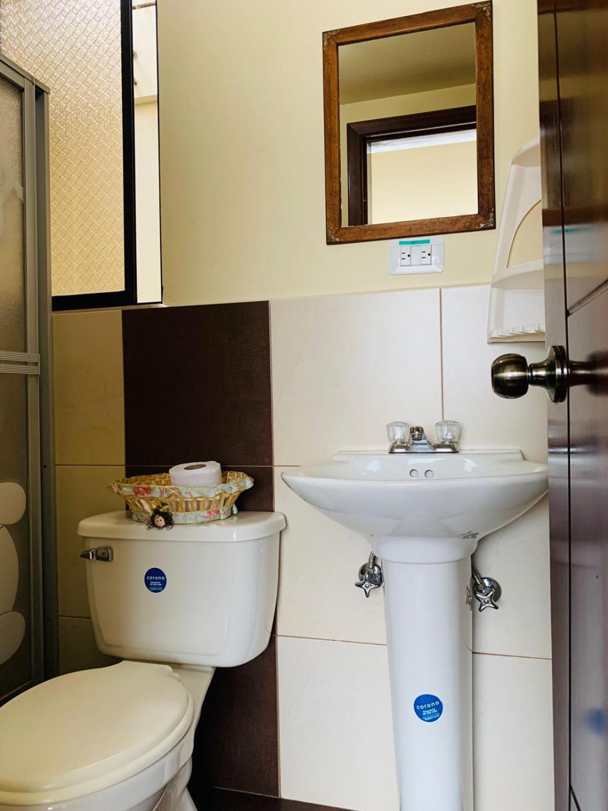 Dos Hemisferios Hotel Кито Екстериор снимка